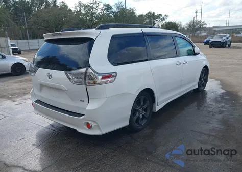 2016 Toyota Sienna Se 8 Passenger z USA, uszkodzony, nr VIN 5TDXK3DC6GS731229